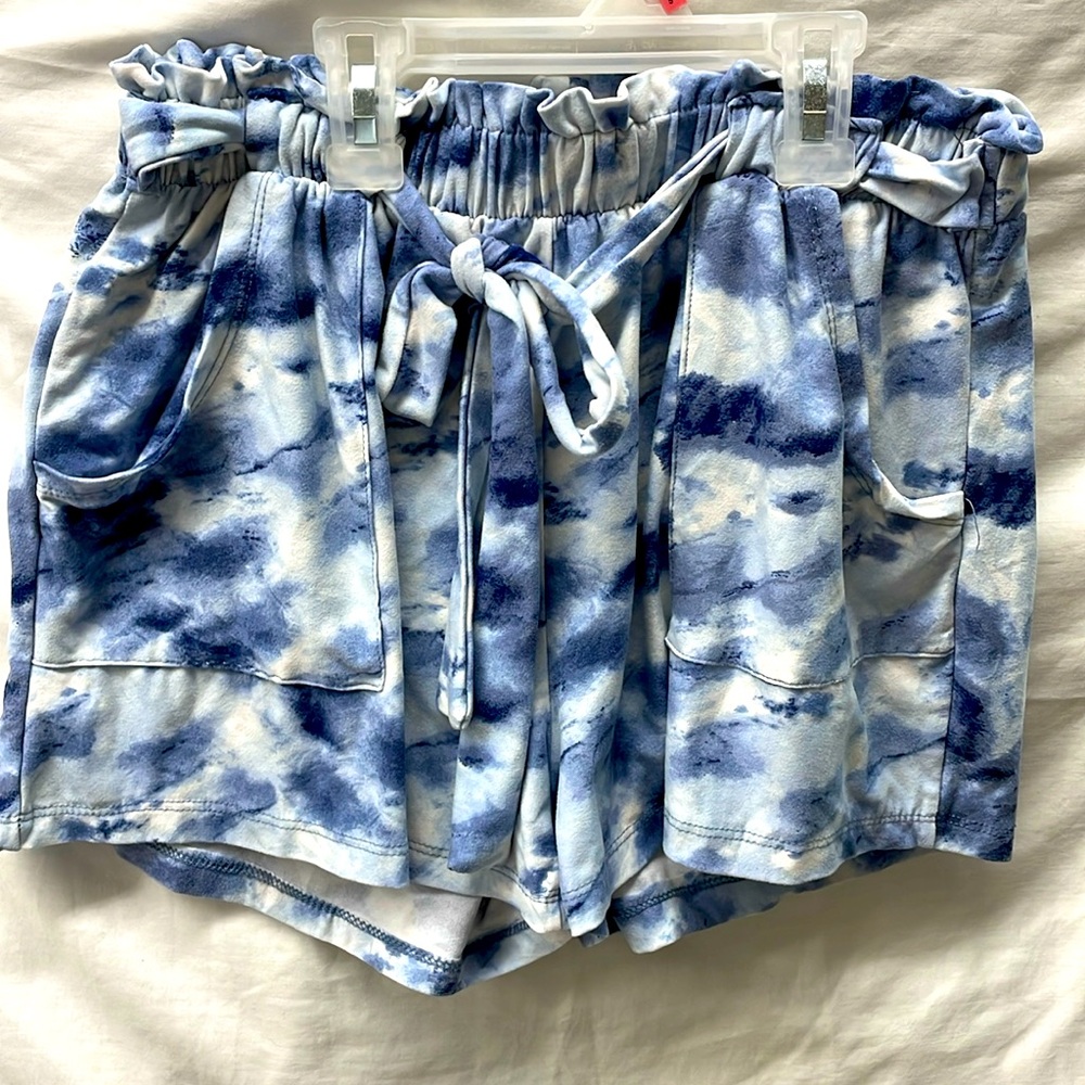 No comment 2 pocket tie front and stretchy tye dye shorts sz M